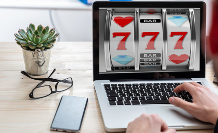 Why Playing Online Pokies Is Beneficial for Gamblers