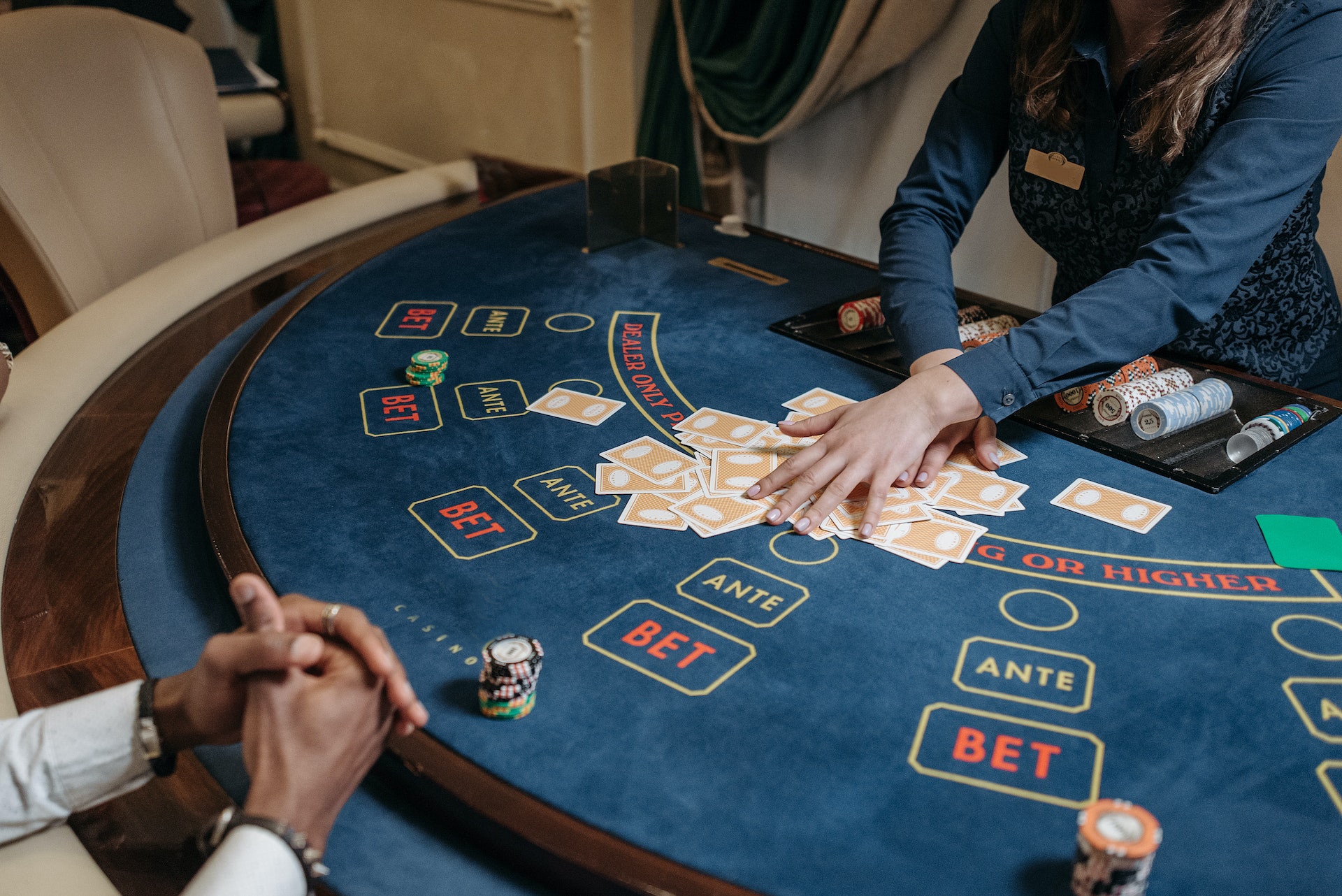 What Are the Pros and Cons of Live Dealer Games in Online Casinos?
